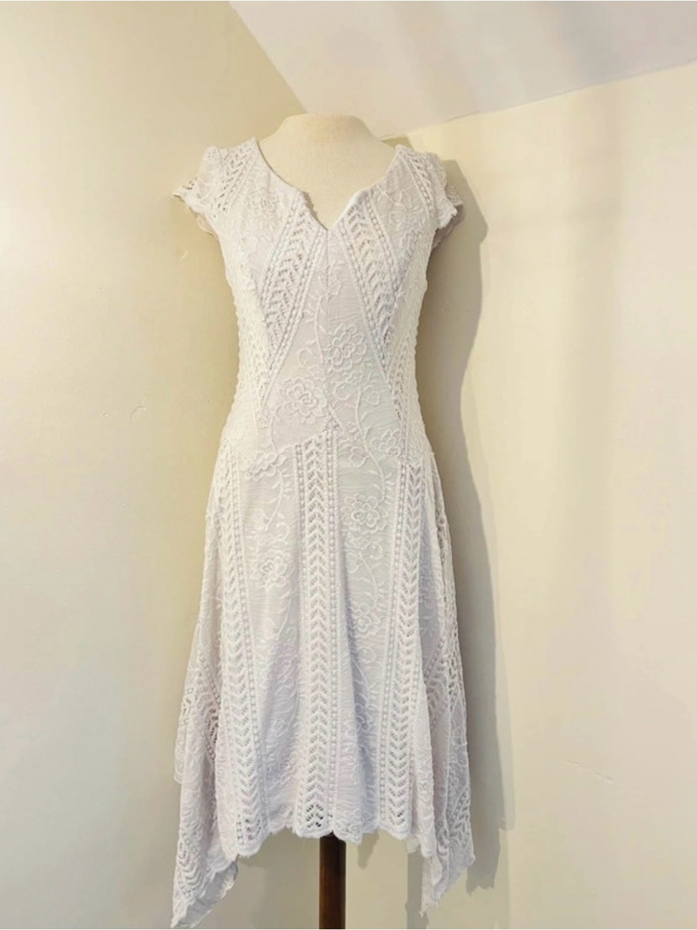 Elegant White Asymmetrical Lace Dress with V-Neck